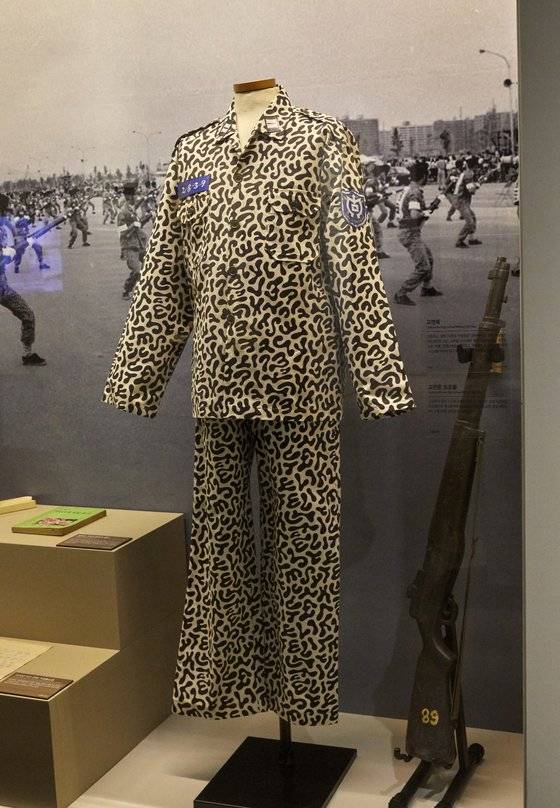 교련복과 모조 총. 1997년 선택과목으로 바뀌며 사실상 폐지되기 전까지 고등학생은 국가·개인·집단 안전을 중심으로 한 교련 과목을 의무적으로 배웠다.