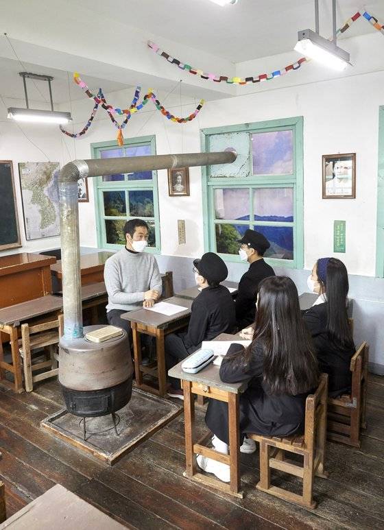 황동진(맨 왼쪽) 서울교육박물관 학예연구사가 학생기자단의 질문에 답하고 있다.