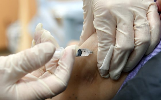 지난 26일 오전 부산 해운대구 보건소에서 요양시설 입소자가 접종을 하고 있다. 뉴시스