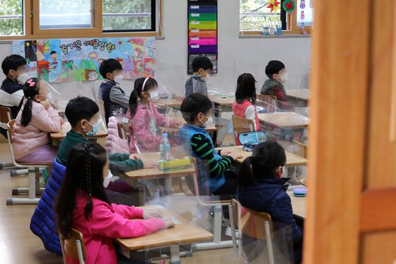 지난해 10월 19일 오전 경기도 수원시의 한 초등학교에서 학생들이 수업을 듣고 있다. 뉴스1