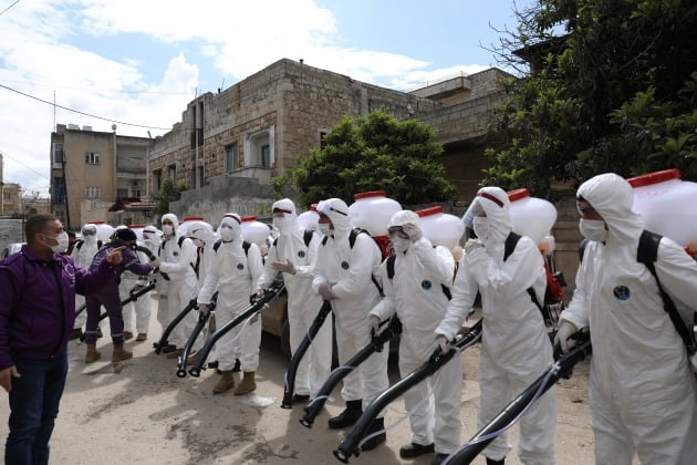 자원봉사자들이 시리아 이들리브 지역을 소독하고 있다. /사진=EPA