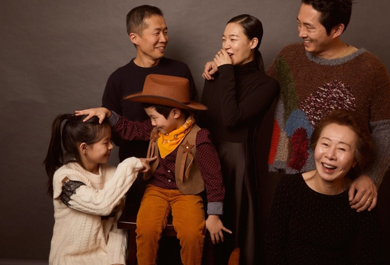 Cast of ″Minari.″ From left to clockwise, director Lee Isaac Chung, actors Han Ye-ri, Steven Yeun, Youn Yuh-jung, Alan Kim and Noel Kate Cho. [PAN CINEMA]