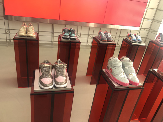 In Bgzt Lab, many limited-edition sneakers are on display which cost tens of millions of won. [YOO JI-YOEN]