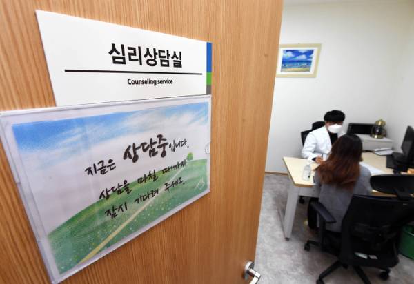 한 직장인이 지난 17일 서울 강서구 서울서부근로자건강센터에서 상담을 받고 있다. 센터는 직무 스트레스 등에 의한 직장인의 정신질환을 예방하기 위해 설치됐다. 윤성호 기자