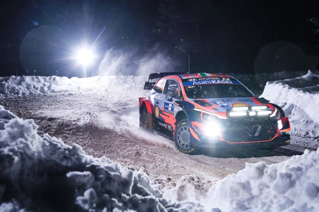 현대자동차 ‘i20 Coupe WRC’ 랠리카가 ‘2021 월드랠리챔피언십’ 2차 대회 핀란드 북극 랠리에서 주행하고 있다. 현대차 제공