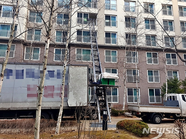 세종시 아파트에서 이른 아침 이사를 가는 주민