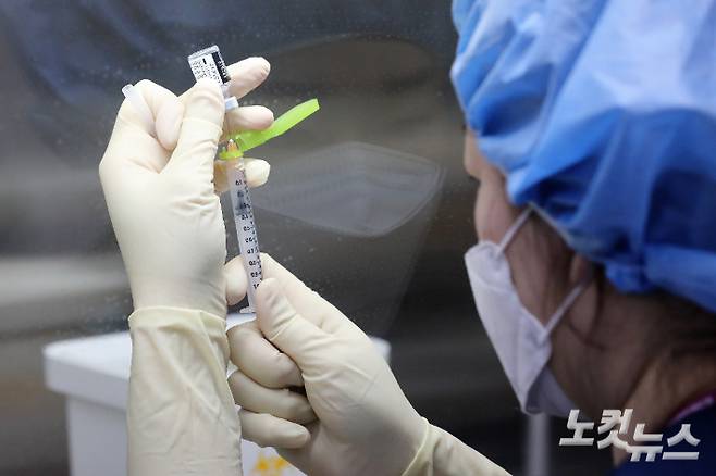 의료진이 화이자 백신을 주사기에 소분 조제하고 있다. 사진공동취재단