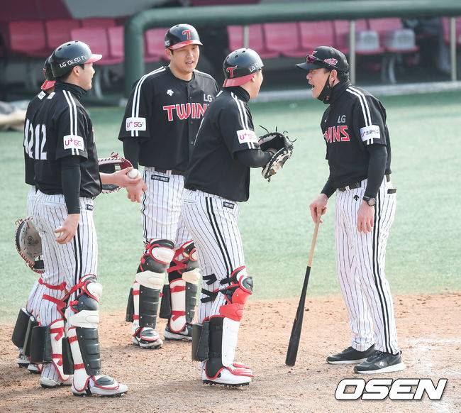 [OSEN=이천,박준형 기자]LG 김민호 코치가 포수들에게 파이팅을 외치고 있다. / soul1014@osen.co.kr