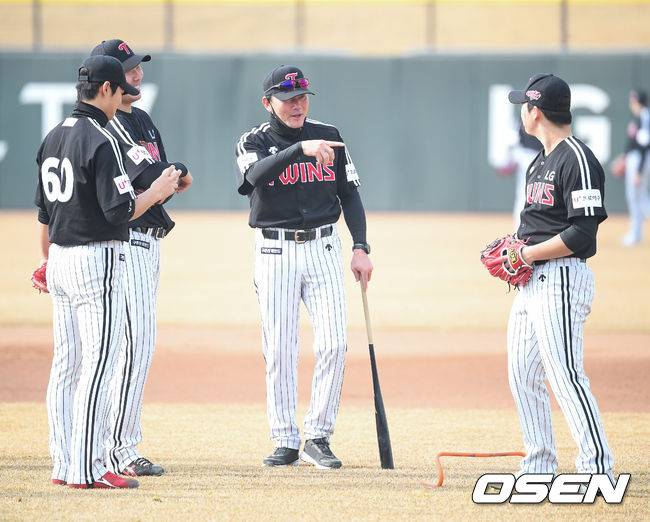 [OSEN=이천,박준형 기자]LG 김민호 코치가 투수조 선수들과 이야기를 나누고 있다.  / soul1014@osen.co.kr