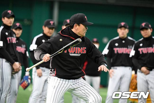 [OSEN=이천, 지형준 기자]김민호 코치가 수비 훈련을 지도하고 있다.  /jpenws@osen.co.kr