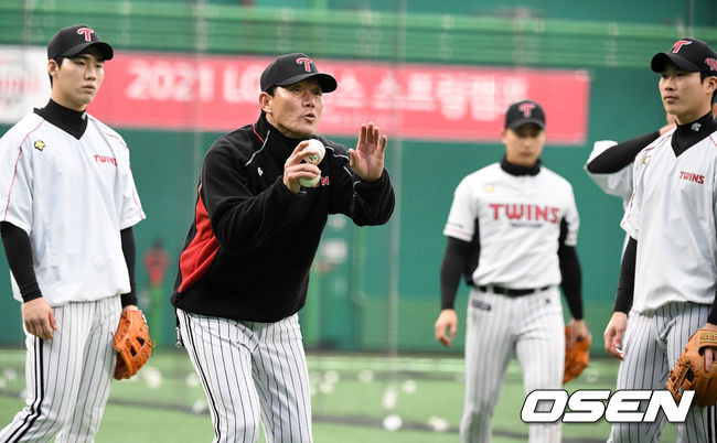 [OSEN=이천, 지형준 기자]김민호 코치가 수비 훈련을 지도하고 있다. /jpenws@osen.co.kr