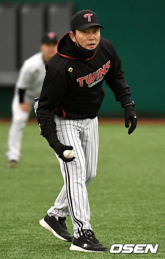 [OSEN=이천, 최규한 기자]LG 김민호 코치가 선수들과 훈련하고 있다. / dreamer@osen.co.kr