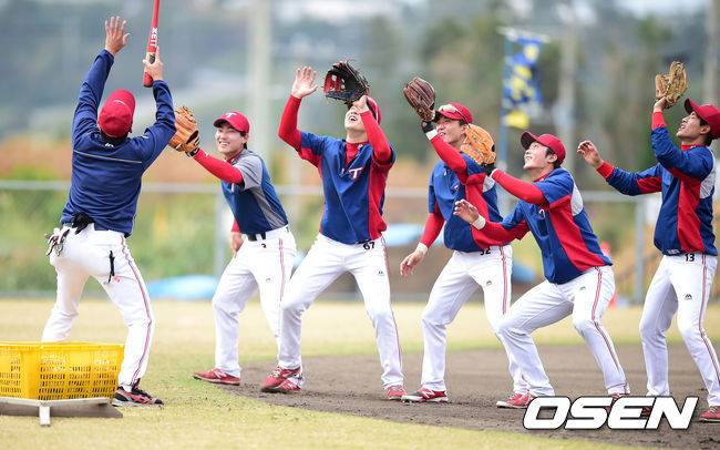 [OSEN=지형준 기자] 일본 오키나와 킨구장 진행된 '2015 KIA 타이거즈 스프링캠프'에서 김민호 코치가 수비훈련을 지도하고 있다.
