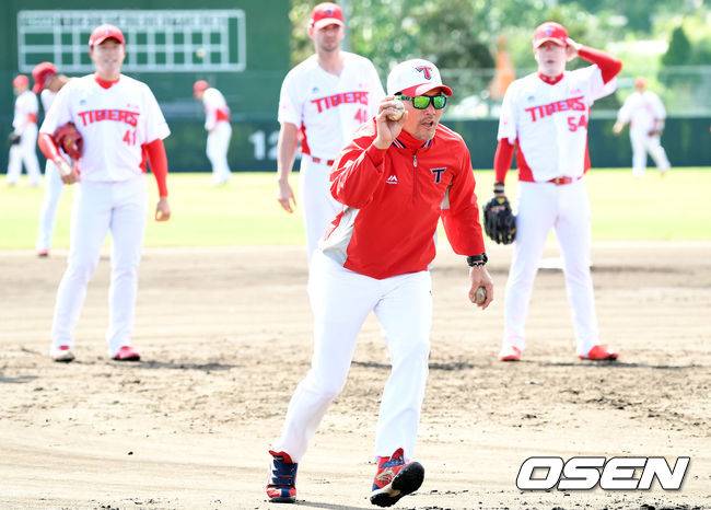 [OSEN=오키나와, 손용호 기자]한승혁이 주자를 견제하는 수비훈련을 하고&nbsp;&nbsp;있다./spjj@osen.co.kr