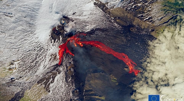 이탈리아 현지시간으로 지난 18일 에트나 화산 분출로 용암이 흘러내리는 모습. 유럽우주국(ESA) 제공. 사진=EPA 연합뉴스