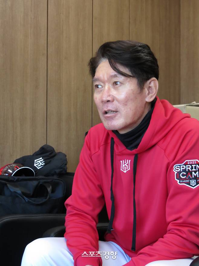 이강철 KT 감독이 지난 23일 선동열 전 야구 대표팀 감독과 이야기하고 있다.