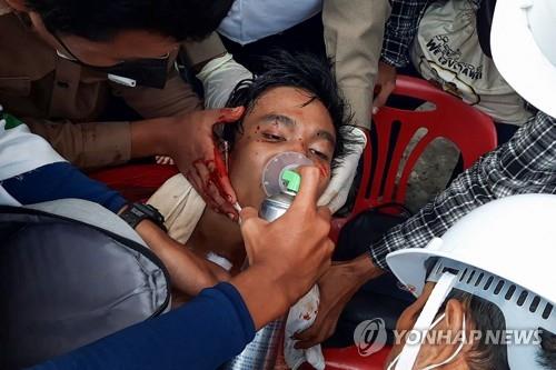 미얀마 남부도시 다웨이에서 28일 열린 반쿠데타 시위에 참가했다가 다쳐서 의료진의 치료를 받는 시민[AFP=연합뉴스]
