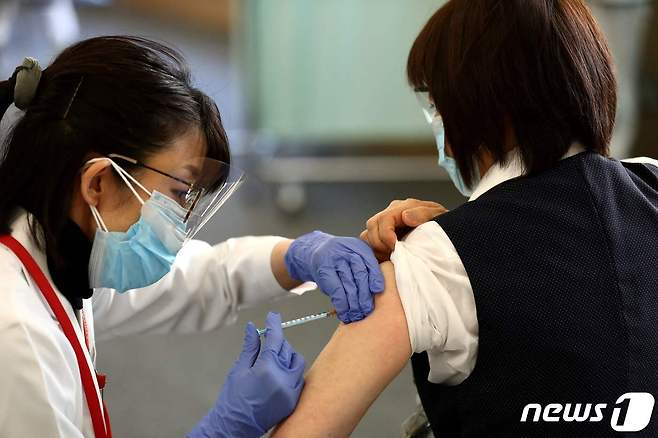도쿄 의료센터에서 의료 종사자가 화이자·바이오엔테크 코로나19 백신을 접종받고 있다. © AFP=뉴스1