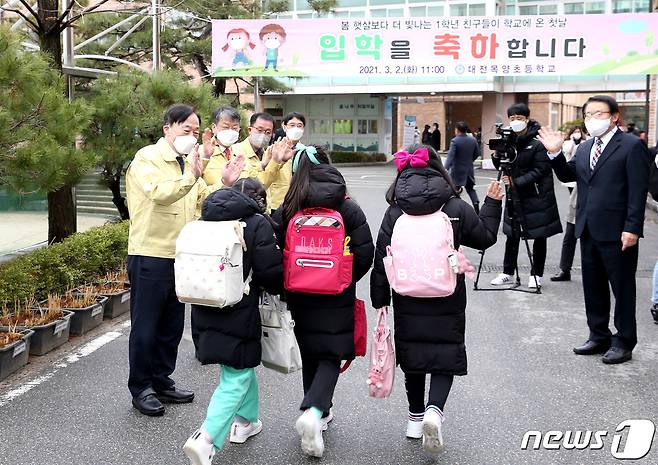 설동호 대전교육감(맨 왼쪽)이 2일 대전목양초를 찾아 등교생을 환영해주고 있다. © 뉴스1