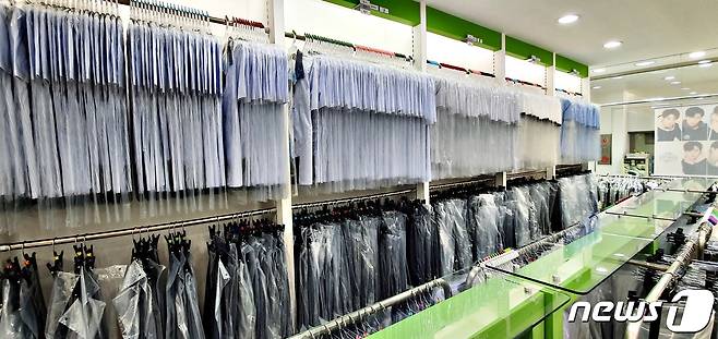 천안시가 고등학교 신입생에게 교복구입비를 지원한다. 사진은 충주의 한 교복 매장(뉴스1DB)© 뉴스1