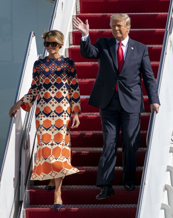 퇴임한 도널드 트럼프 전 미국 대통령이 지난 1월20일(현지시간) 부인 멜라니아 여사와 함께 플로리다주 웨스트 팜비치에 있는 팜비치 국제공항에 도착해 전용기 '에어포스원'에서 내리고 있다. [이미지출처=연합뉴스]