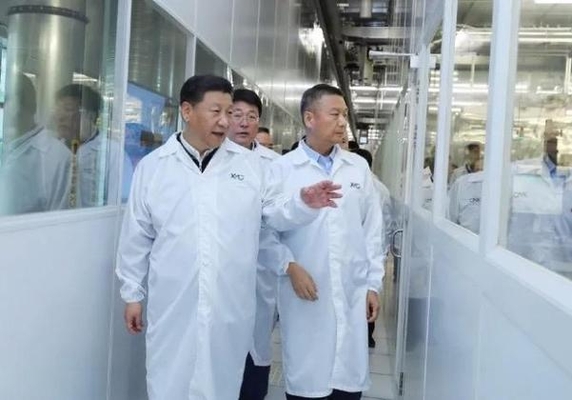 지난 2018년 중국 우한에 있는 YMTC 공장에서 시진핑(왼쪽) 중국 국가주석이 자오웨이궈(가운데) 칭화유니그룹 회장, 양스닝(오른쪽) YMTC 최고경영자와 함께 반도체 생산 라인을 둘러보고 있다. /YMTC 제공