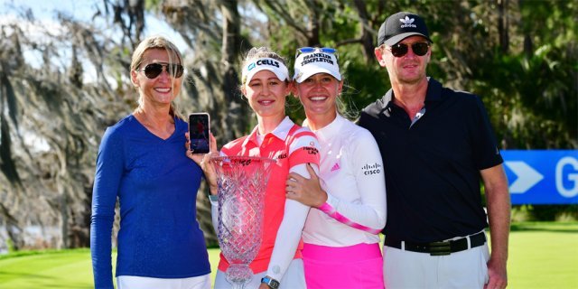 1일 미국여자프로골프(LPGA)투어 게인브리지 챔피언십에서 우승한 넬리 코르다와 그의 가족이 환하게 웃고 있다. 왼쪽부터 어머니 레기나, 넬리, 언니 제시카, 아버지 페트르. 넬리가 들고 있는 휴대전화에는 남동생이자 테니스 선수인 서배스천의 사진이 있다. 사진 출처 LPGA투어 트위터