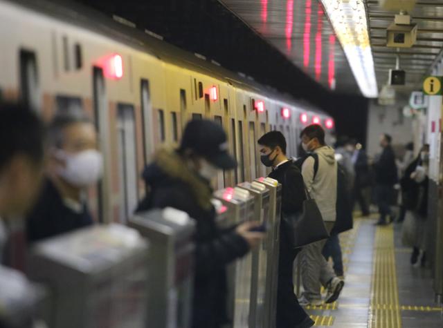 일본 수도 도쿄도(東京都)에 신종 코로나바이러스 감염증(코로나19) 긴급사태가 이어지는 가운데 지난 1일 오후 도쿄 다이토(台東)구의 한 지하철역에서 마스크를 쓴 승객들이 전동차에서 내리고 있다. 도쿄=연합뉴스