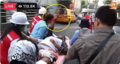 2월 28일(현지시간) 미얀마 양곤에서 한 남성이 군부가 쏜 총에 맞고 긴급 이송되고 있다. 이 남성이 들것에 실려가는 중에도 세 손가락 경례를 하는 모습이 현지 카메라에 찍혔다. [트위터 @krystalNCTzen 캡처]