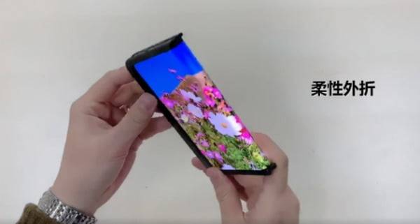 중국 제조업체 BOE의 360도 회전 폴더블 디스플레이 패널 시제품/사진=기즈모차이나 캡쳐