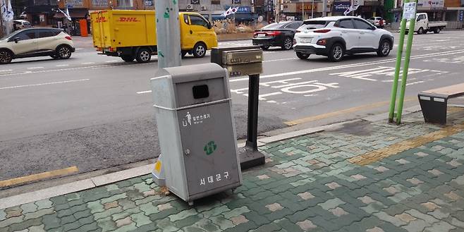 A public trash can is placed near Chungjeongno station in Seodaemun District, central Seoul. (Ko Jun-tae/The Korea Herald)