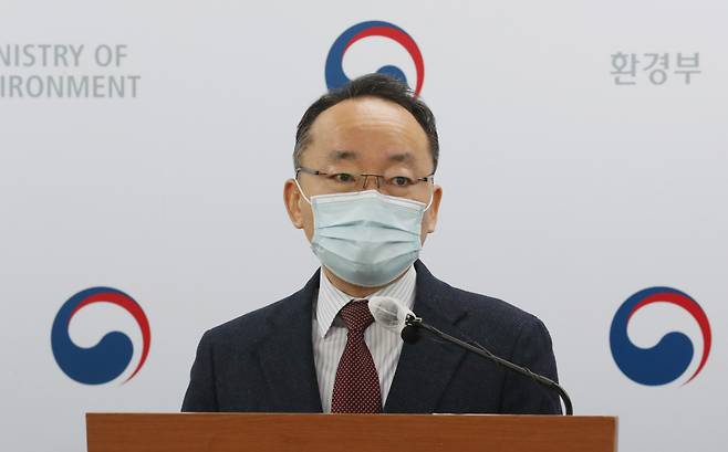 Hwang Suk-tae, a senior official at the Ministry of Environment, speaks during a press briefing Tuesday. (Yonhap)