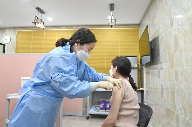 아름다운실버타운 종사자가 청송군 보건의료원에서 코로나19 백신을 접종하고 있다. 청송군 제공