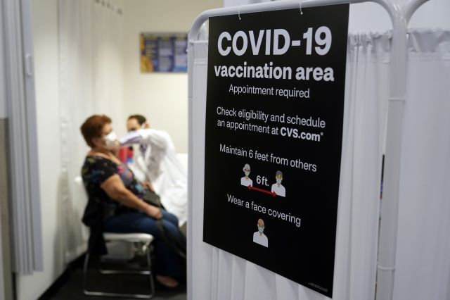 미국 캘리포니아주 로스엔젤레스의 약국 체인 CVS에서 1일(현지시간) 한 시민이 모더나의 코로나19 백신을 맞고 있다. AP 연합뉴스
