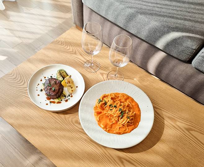 프레이저 플레이스는 고객이 객실에서 이 호텔 셰프의 ‘시크릿 레시피’로 요리 체험을 해보는 프로그램을 마련했다.