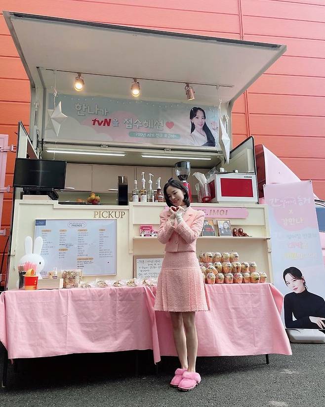 Actor Kang Han Na certified a snack car.On March 2, I said to my instagram , The impressive coffee snacks sent by my friends in the year 700.Thank you so much x777 Thank you Poguin I love you # Impression # I am all the delicious snacks in the world # I ate only thecrople revenue and posted photos and videos.The photo shows a strong image of a TVN new drama The Falling Living taking a certification shot in front of a snack car that arrived at the filming site.The sweet and lovely charm is outstanding in a pink tweed suit, and the snack car is also decorated with pink to suit the fashion, creating a bright atmosphere.On the other hand, Gangbang Falling Together is a non-human romantic comedy that 999-year-old Gumiho Shin Woo-yi and Kool Nana are 99-year-old female college students who are living in a house due to beads.It is currently being filmed and is scheduled to air this year.