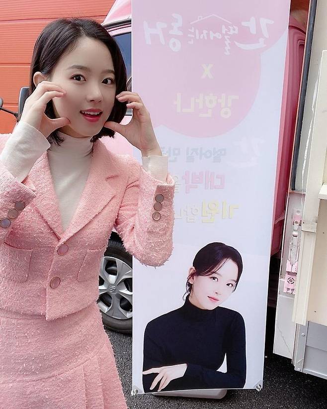 Actor Kang Han Na certified a snack car.On March 2, I said to my instagram , The impressive coffee snacks sent by my friends in the year 700.Thank you so much x777 Thank you Poguin I love you # Impression # I am all the delicious snacks in the world # I ate only thecrople revenue and posted photos and videos.The photo shows a strong image of a TVN new drama The Falling Living taking a certification shot in front of a snack car that arrived at the filming site.The sweet and lovely charm is outstanding in a pink tweed suit, and the snack car is also decorated with pink to suit the fashion, creating a bright atmosphere.On the other hand, Gangbang Falling Together is a non-human romantic comedy that 999-year-old Gumiho Shin Woo-yi and Kool Nana are 99-year-old female college students who are living in a house due to beads.It is currently being filmed and is scheduled to air this year.