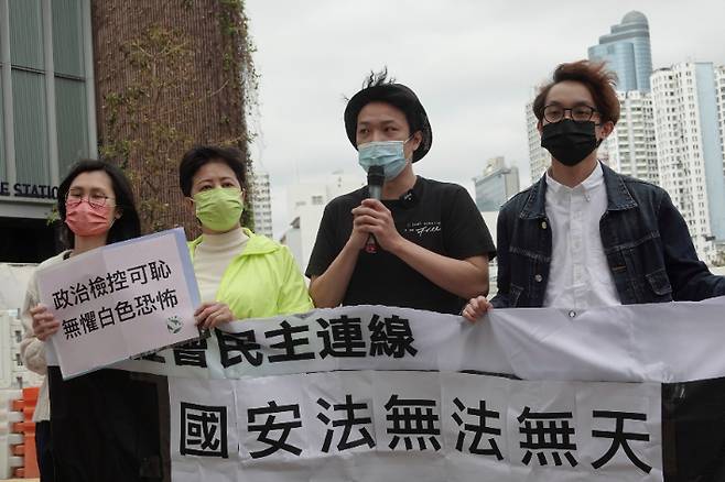 지미 샴(오른쪽 2번째) 등 민주 활동가들이 28일 경찰에 출석하기에 앞서 언론에 입장을 밝히고 있다. 연합뉴스