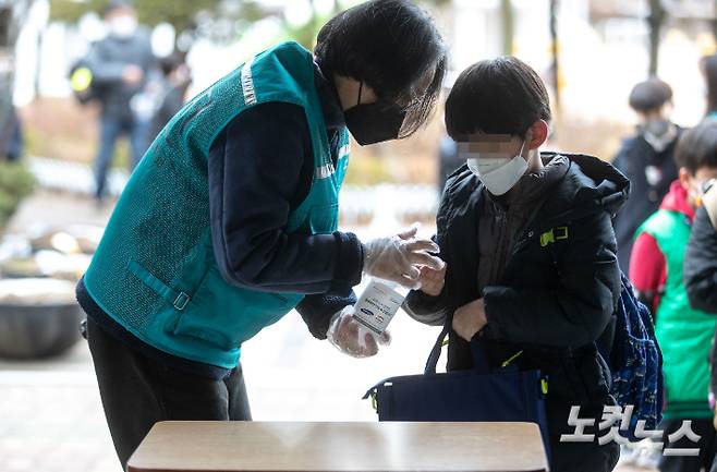 2021학년도 첫 등교가 시작된 2일 오전 서울시 강남구 포이초등학교에서 등교한 학생들이 손소독을 하고 있다. 사진공동취재단