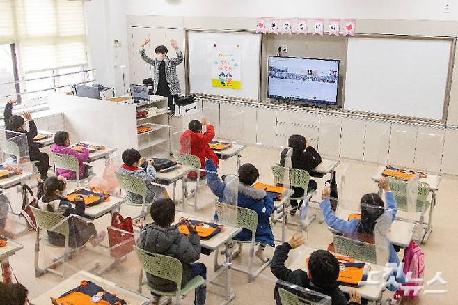 2일 오전 서울시 강남구 포이초등학교에서 첫 등교를 한 1학년 학생들이 담임교사와 함께 입학식을 하고 있다. 사진공동취재단