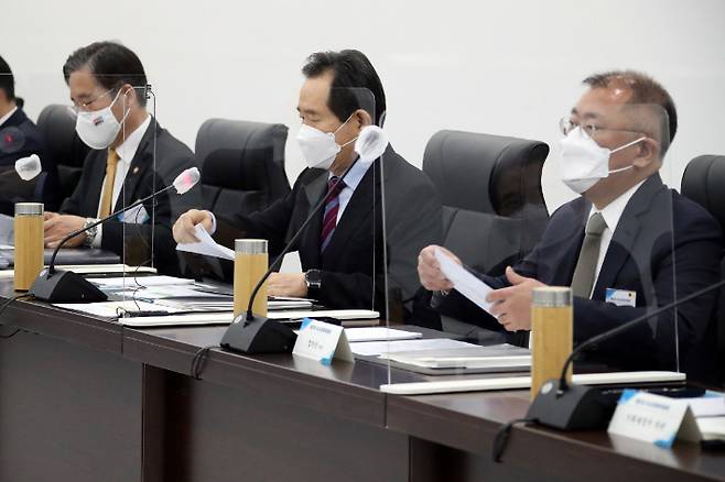 정세균 국무총리(가운데)가 2일 SK인천석유화학에서 열린 제3차 수소경제위원회 준비를 하고 있다. 연합뉴스