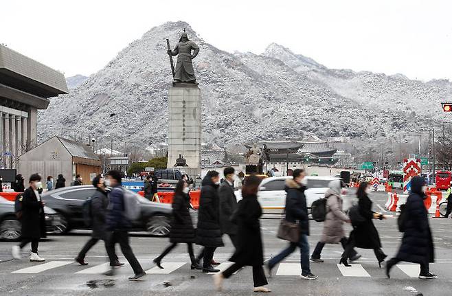 2일 오전 서울 세종대로 광화문사거리에서 출근길 시민들이 발걸음을 재촉하고 있다. 뉴스1