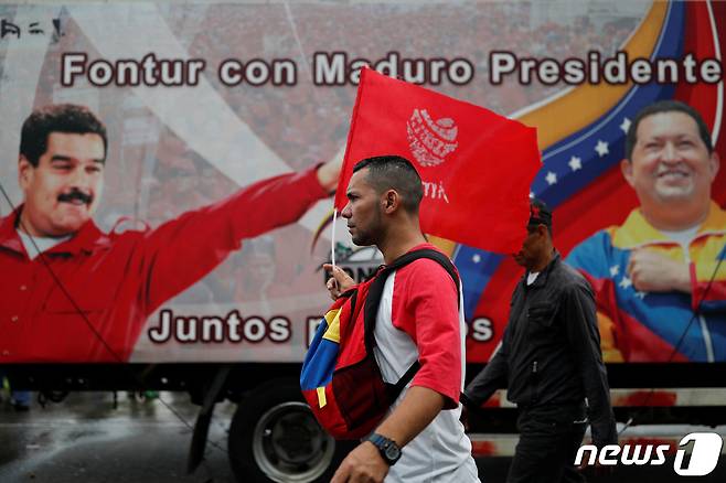베네수엘라 수도 카라카스 거리에 니콜라스 마두로(왼) 대통령과 고(故) 우고 차베스 전 대통령의 모습을 담은 포스터가 전시된 모습. © 로이터=뉴스1 자료 사진
