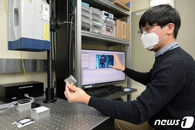 ETRI 황인욱 선임연구원이 LED 기반 필름형 햅틱 기술을 시연하고 있다.(ETRI 제공) ©뉴스1