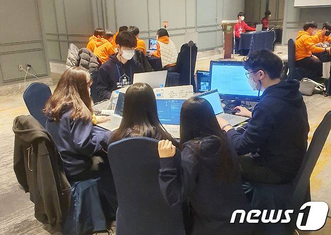 광주인공지능사관학교 학생들이 해커톤 대회에 참가하고 있다.(광주시 제공)/뉴스1 © News1