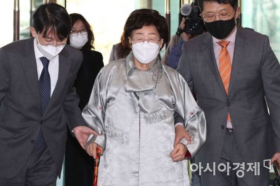 일본군 위안부 피해자 이용수 할머니가 3일 서울 종로구 외교부 청사에서 정의용 장관과 면담을 하기 위해 이동하고 있다. /문호남 기자 munonam@
