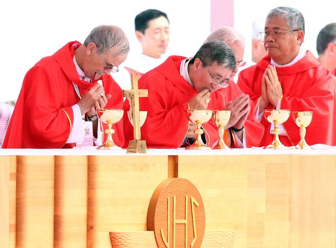 2014년 프란치스코 교황 방한 당시 광화문광장 미사에서 사제들이 성체를 영하고 있다. /조선일보DB