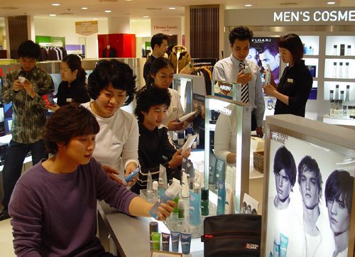 서울 시내 한 백화점 화장품 매장이 손님으로 붐비고 있다.
