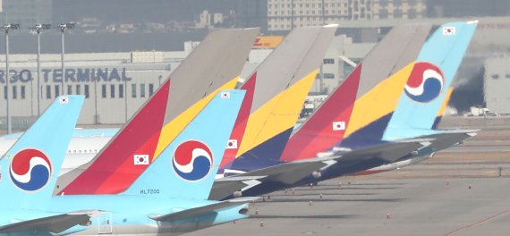 멈춘 여객기 3일 인천국제공항 주기장에 코로나19 여파에 따른 국제항공 수요 감소로 대한항공과 아시아나 여객기가 세워져 있다. 뉴스1