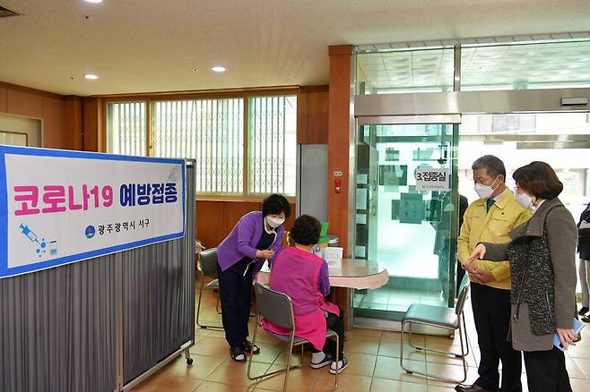 2일 오전 광주 서구 한 요양원에서 코로나19 백신 접종이 이뤄지고 있다. 연합뉴스